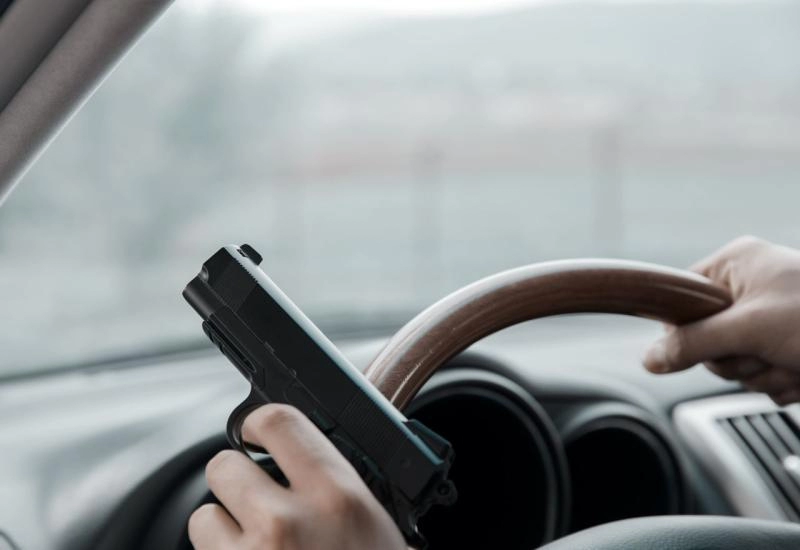 Mostar: Iz automobila prijetio pištoljem, u stanu mu pronađeni kokain, oružje i meci